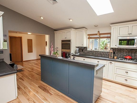 4th image of 61135 Parkwood Ct