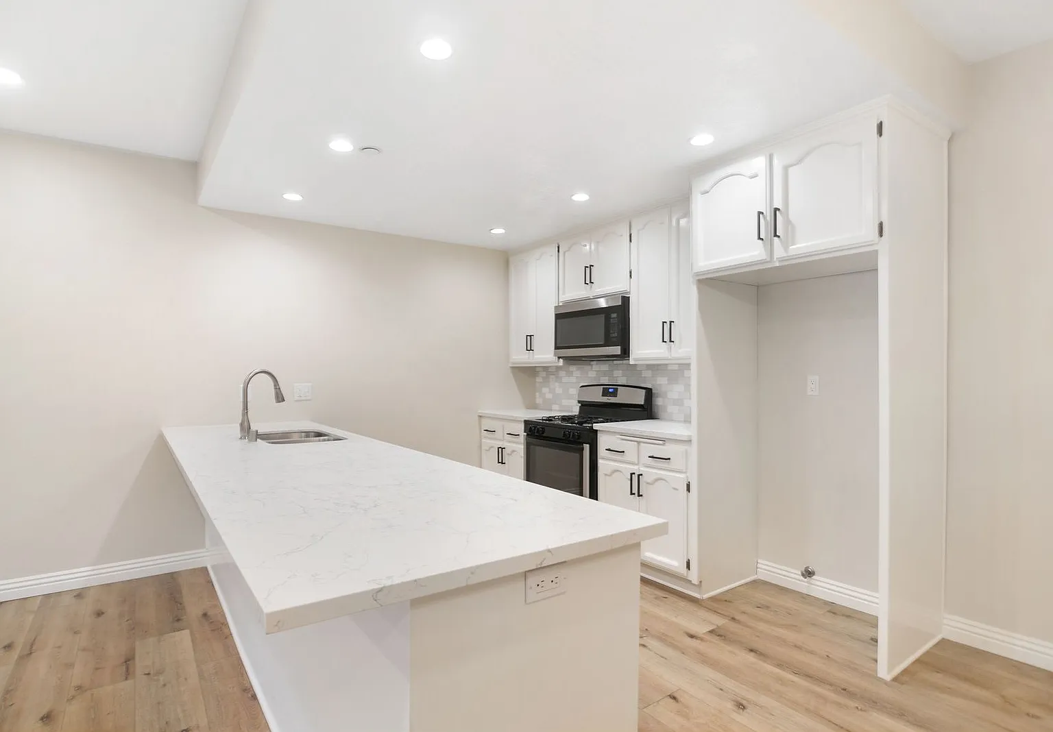 Beautiful 2 Bedroom In Fountain Valley!! — Photo 3