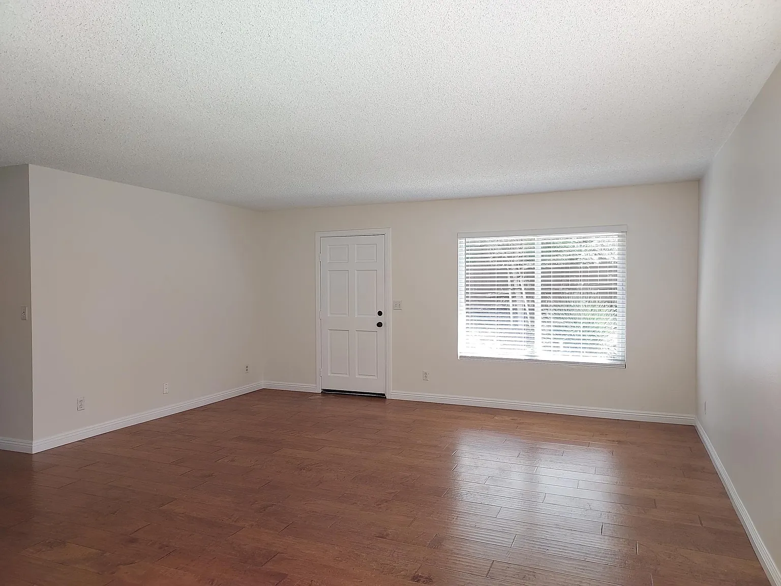 3 bed, 1170 sqft, $3,295 — Photo 2