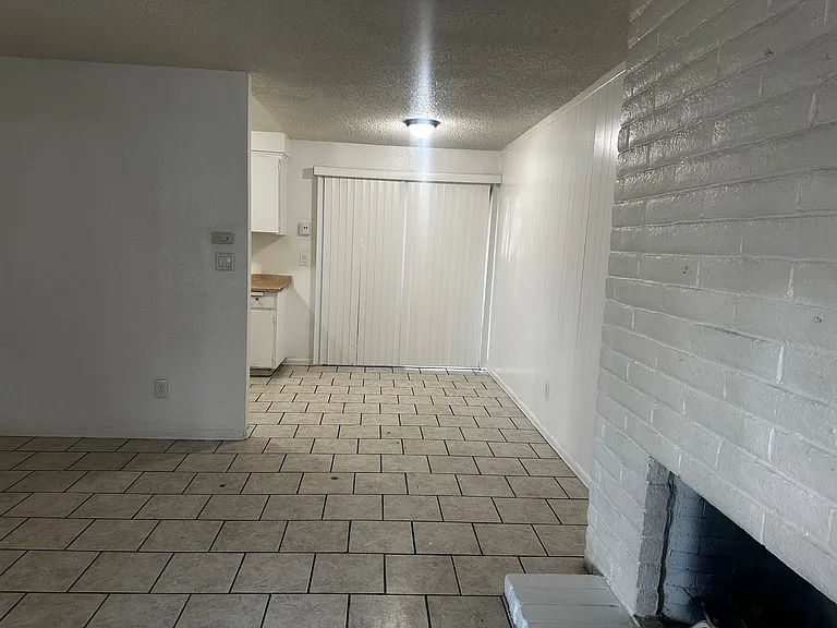 830 Astor Dr — Photo 4