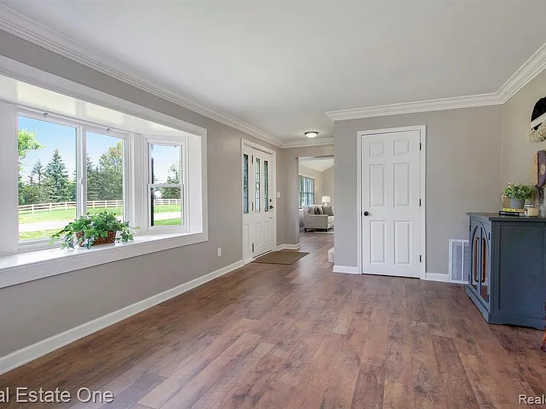 51275 Seven Mile Rd — Photo 4