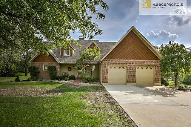 Estate home on private cut-de-sac 1+/-acre lot with vestibule