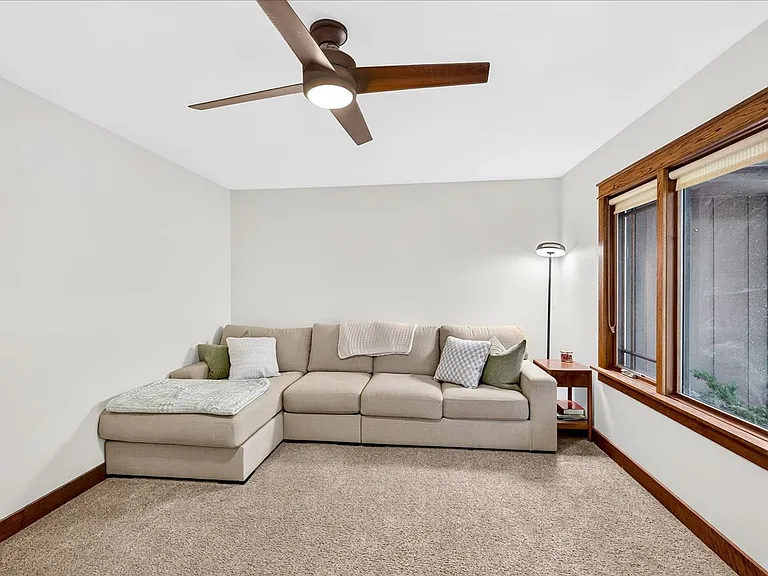 18 Cathy Ct — Photo 7