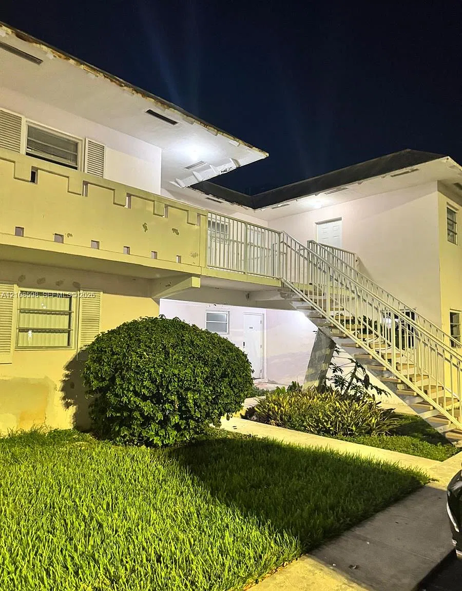 Village At Dadeland Condo — Photo 1