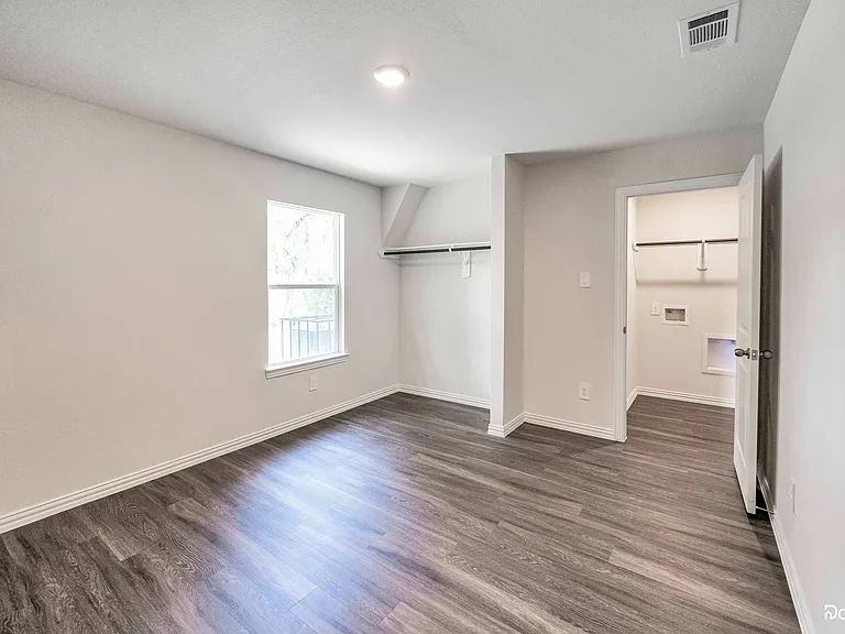 229 De Haven St #B — Photo 5