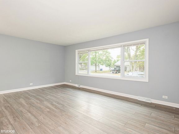 3rd image of 319 Shirley Ct