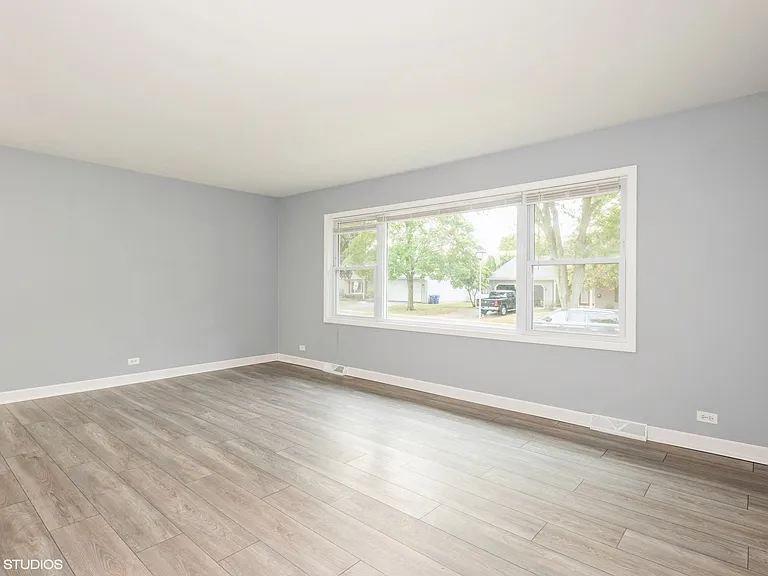 319 Shirley Ct — Photo 3