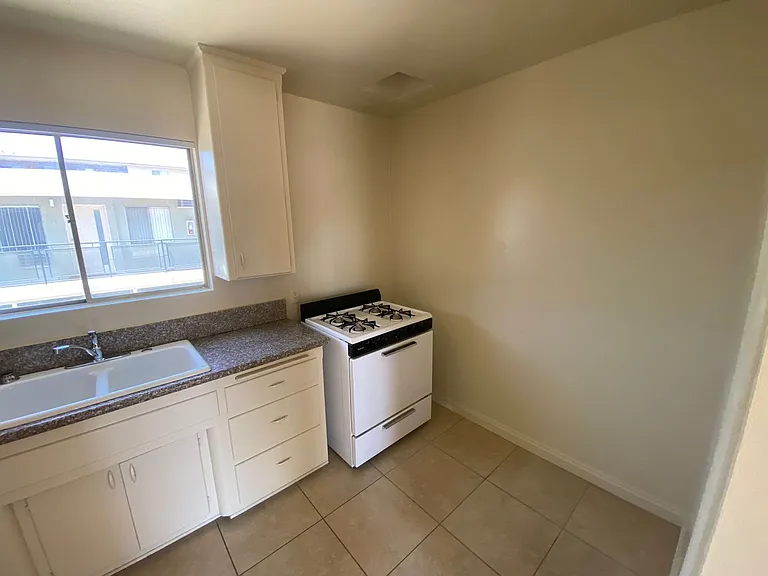 542-544 S Los Robles Ave — Photo 11