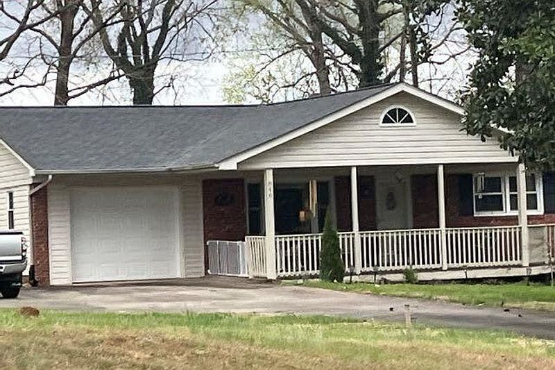 1st image of 838 Hudlow Rd