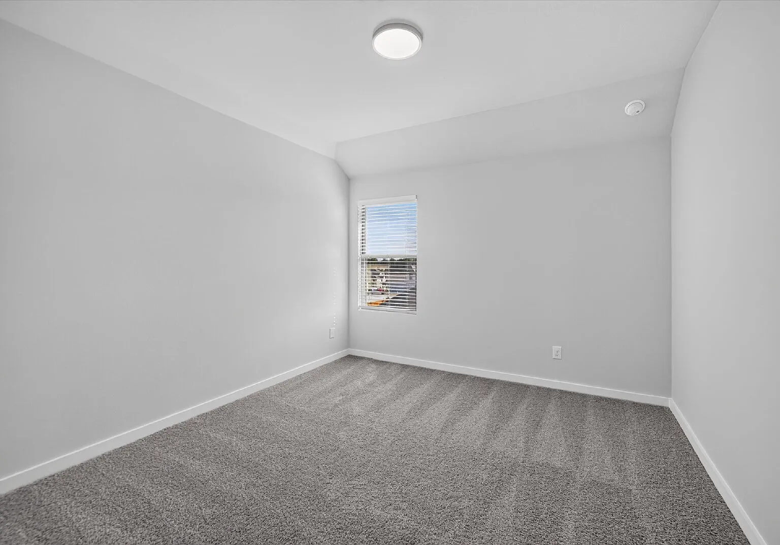 6 bed, 4.0 bath, 3000 sqft, $3,950 — Photo 2