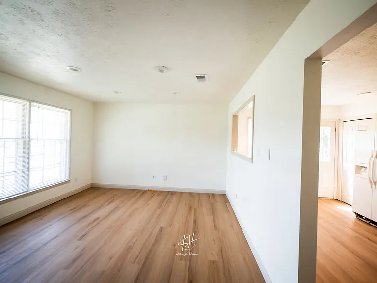 250 Lynnwood Dr — Photo 10