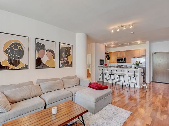 5th image of 1322 S Prairie Ave Unit 1106