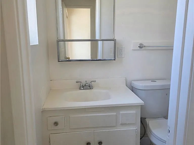 928 N Vicentia Ave #C — Photo 9