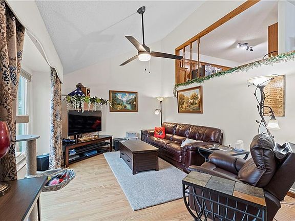 5th image of 1904 Evergreen St