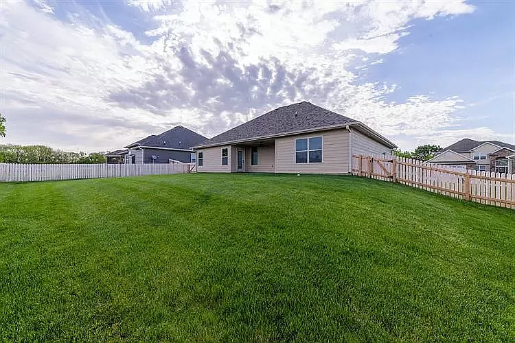 1905 Kenilworth Dr — Photo 4