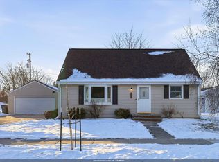 215 Lilac Ln, Little Chute, WI 54140