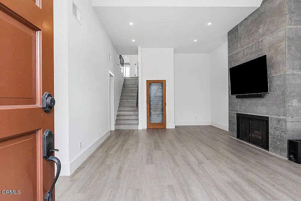 3 bed, 2.5 bath, 1439 sqft, $4,850 — Photo 3