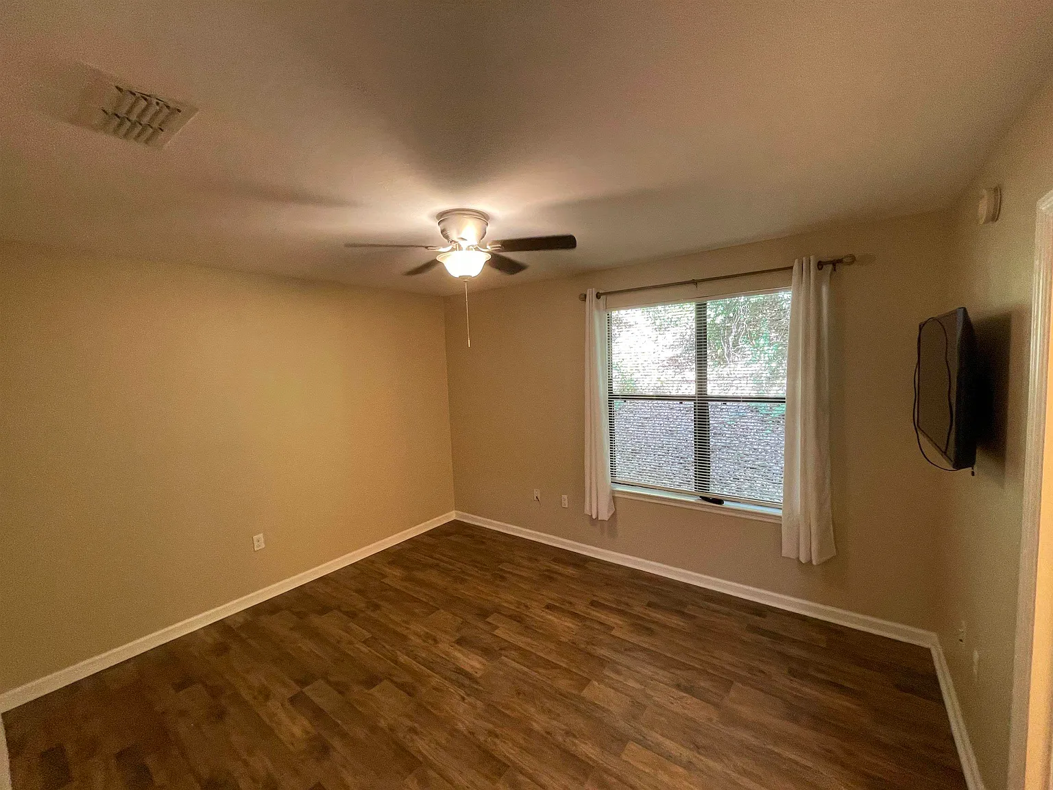 2 bed, 984 sqft, $1,400 — Photo 3