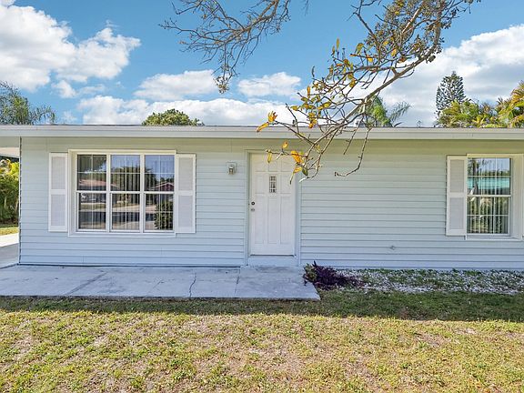 2nd image of 252 NE Floresta Drive