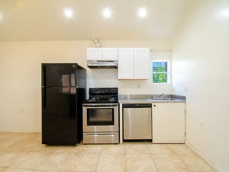 1935 N Park Ave — Photo 13