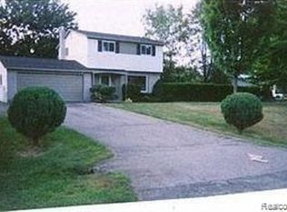 2693 Ravenglass Rd, Waterford, MI 48329