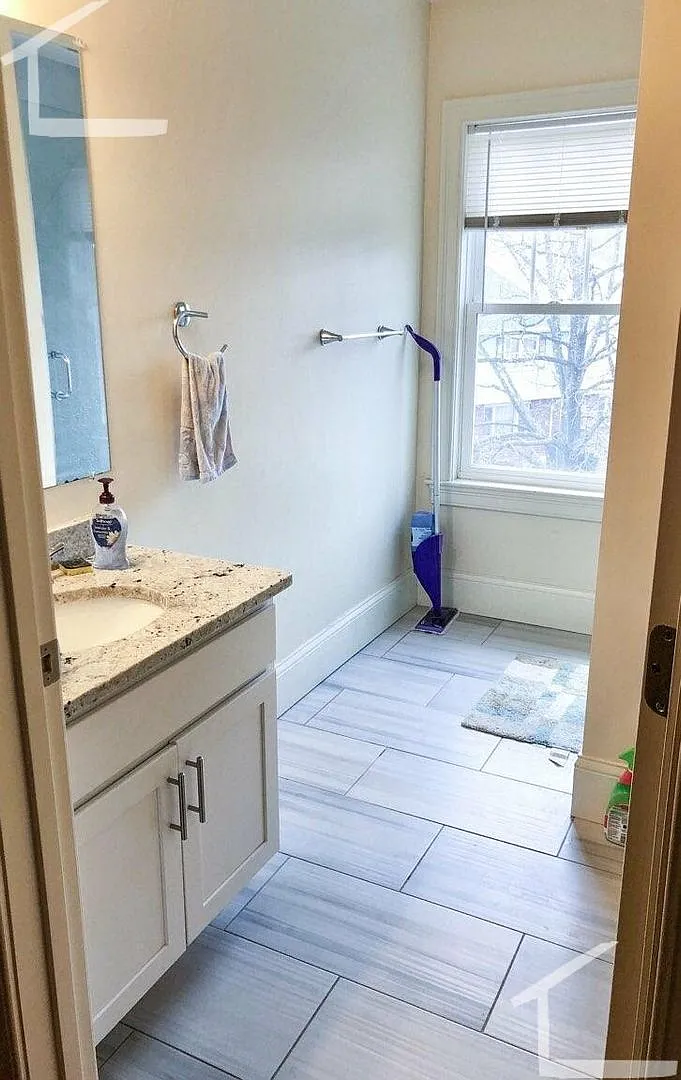 Charming 4 Bedroom-No broker Fee — Photo 4