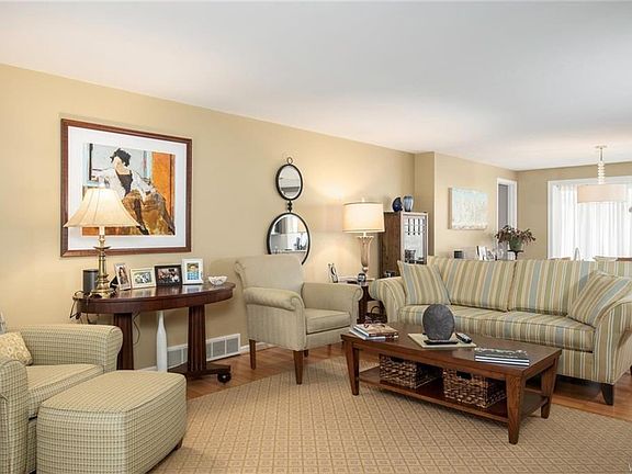 3rd image of 32 Bernhardt Dr APT 9