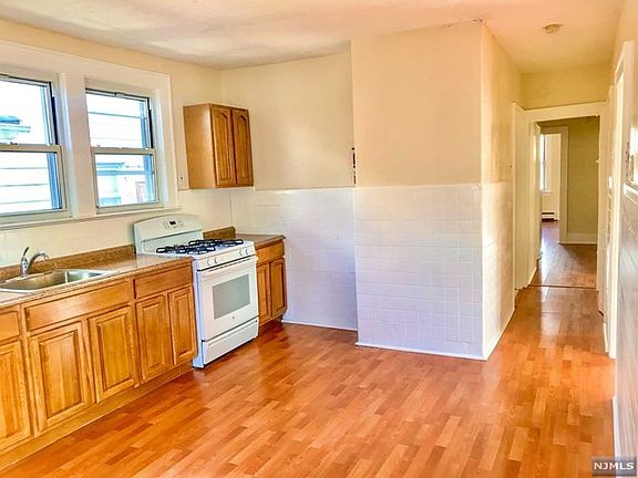 2nd image of 49 Welland Ave #1