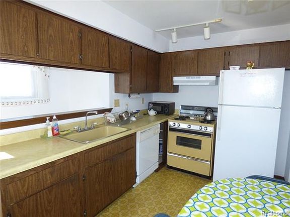 3rd image of 33288 Winchester St