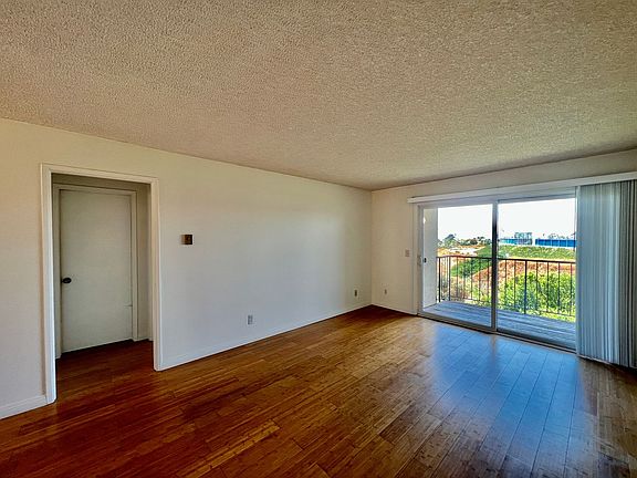 3rd image of 3658 Clairemont Dr Unit 2C