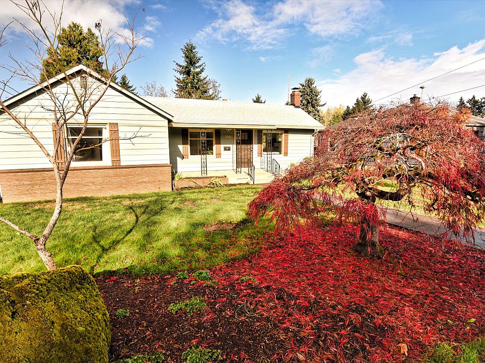 Front yard with fall foliage