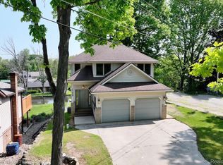 11265 N Shore Dr, Whitmore Lake, MI 48189