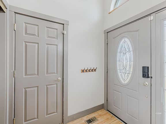 5th image of 135 Glenvista Dr