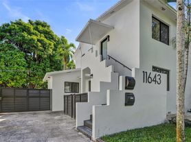 11643 NE 11th Pl, Miami, FL