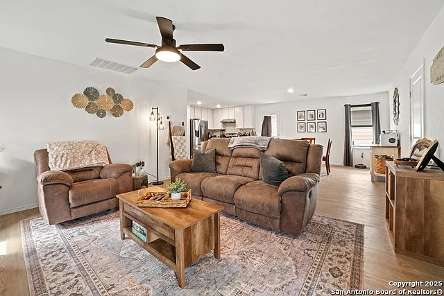3 bed, 2.0 bath, 1440 sqft, $1,550 — Photo 3