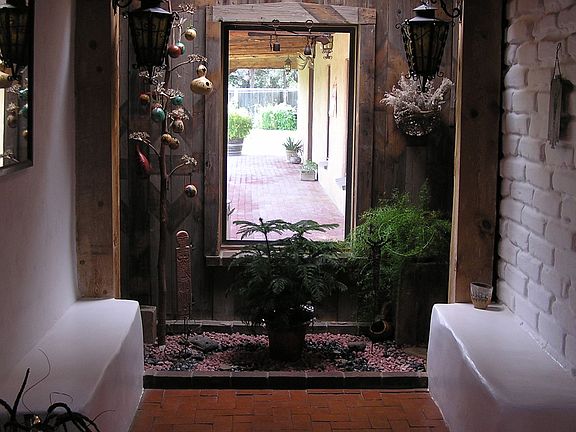 Bancos & Nichos in the Entryway