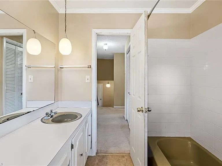 Shalimar Dr — Photo 8