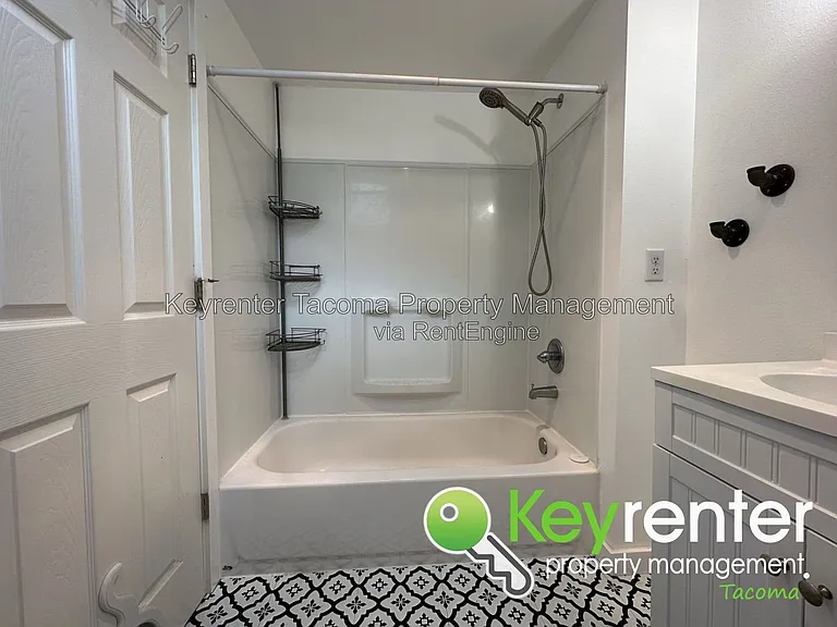 1402 E 52nd St — Photo 20