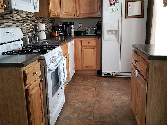 5th image of 28 Masten Ave
