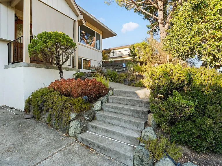 2611 Ponce Ave — Photo 4