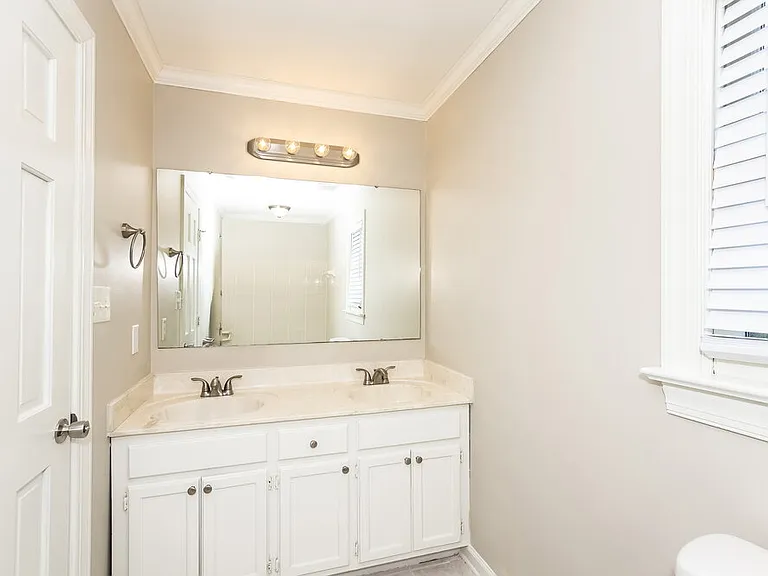 2515 Haybrook Ln — Photo 12