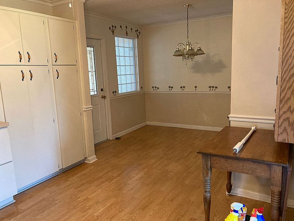 Extded kit/dining areas.