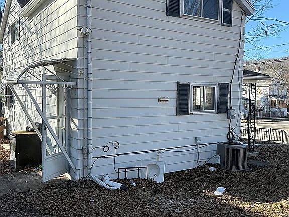 2nd image of 39 Dickinson St