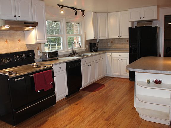 3rd image of 9829 Whetstone Dr