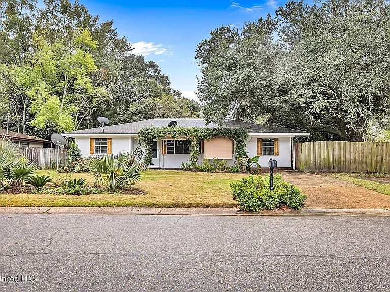 126 Lafayette Cir — Photo 1