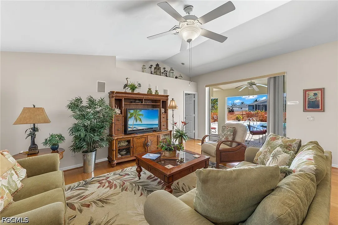3 bed, 2.0 bath, 1521 sqft, $4,975 — Photo 3