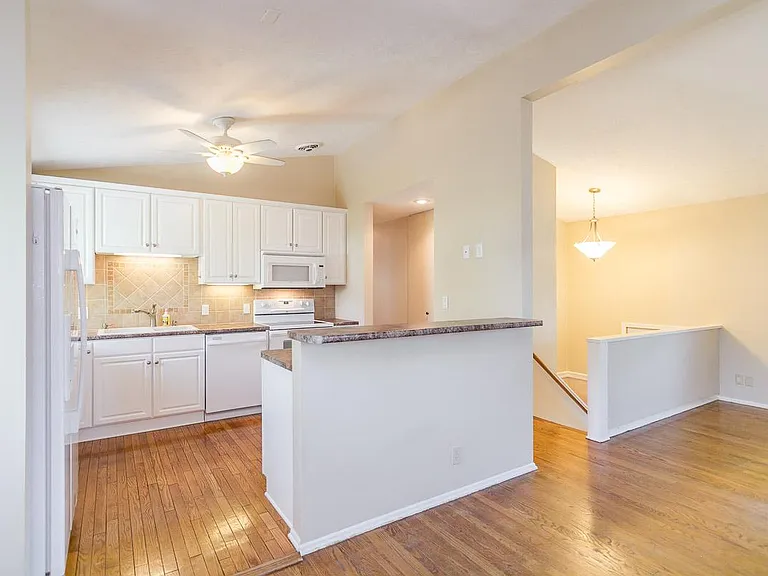 530 W Broadview Dr — Photo 2