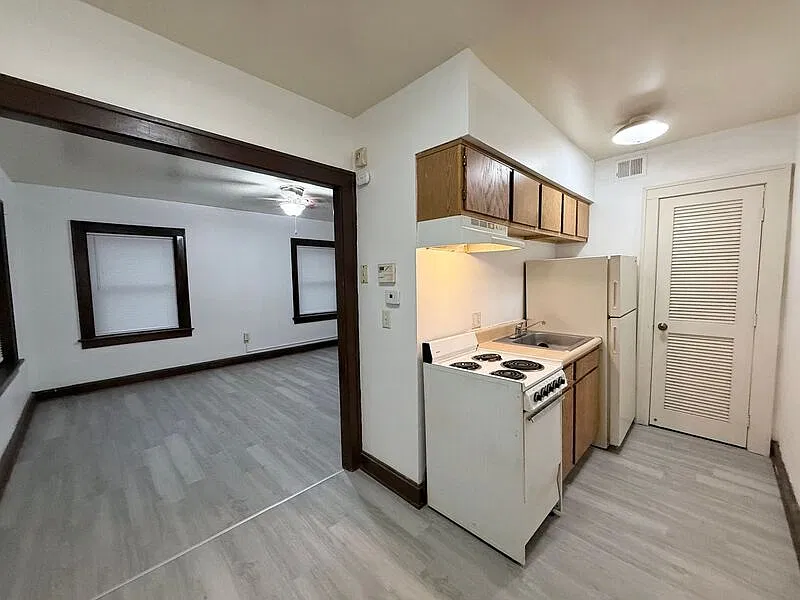 625 W Maple Ave — Photo 4