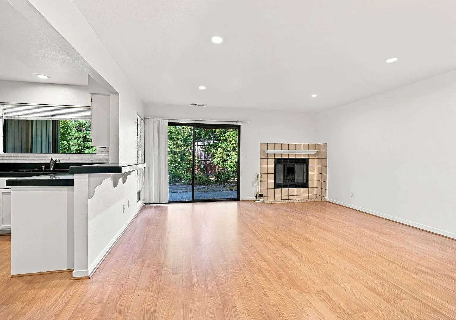 Beautiful Spacious 2-bedroom 2-Bath Townhome in Pleasant Hill! — Photo 4