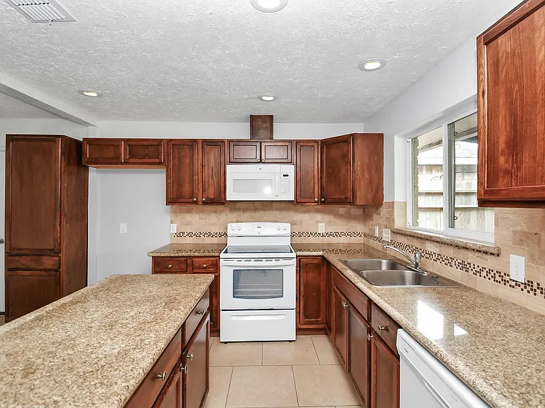 10131 Kent Towne Ln — Photo 7